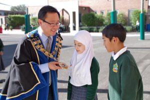 Minaret students meet the mayor
