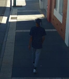 Bag snatch thief sought