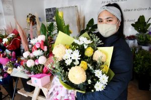 ‘Thanks a bunch’: florist pays it forward