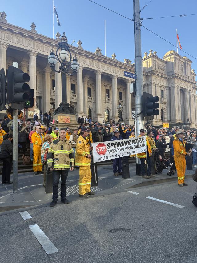 Firefighters warn Premier Jacinta Allan of fire truck crisis