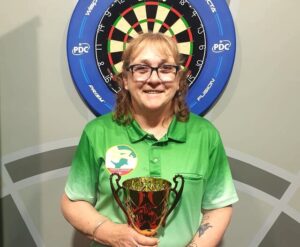 11-dart leg puts Richardson in a class of her own